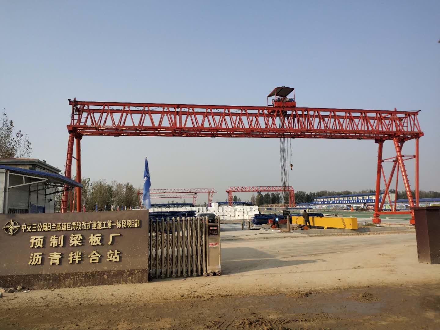 日蘭高速修建花架龍門吊